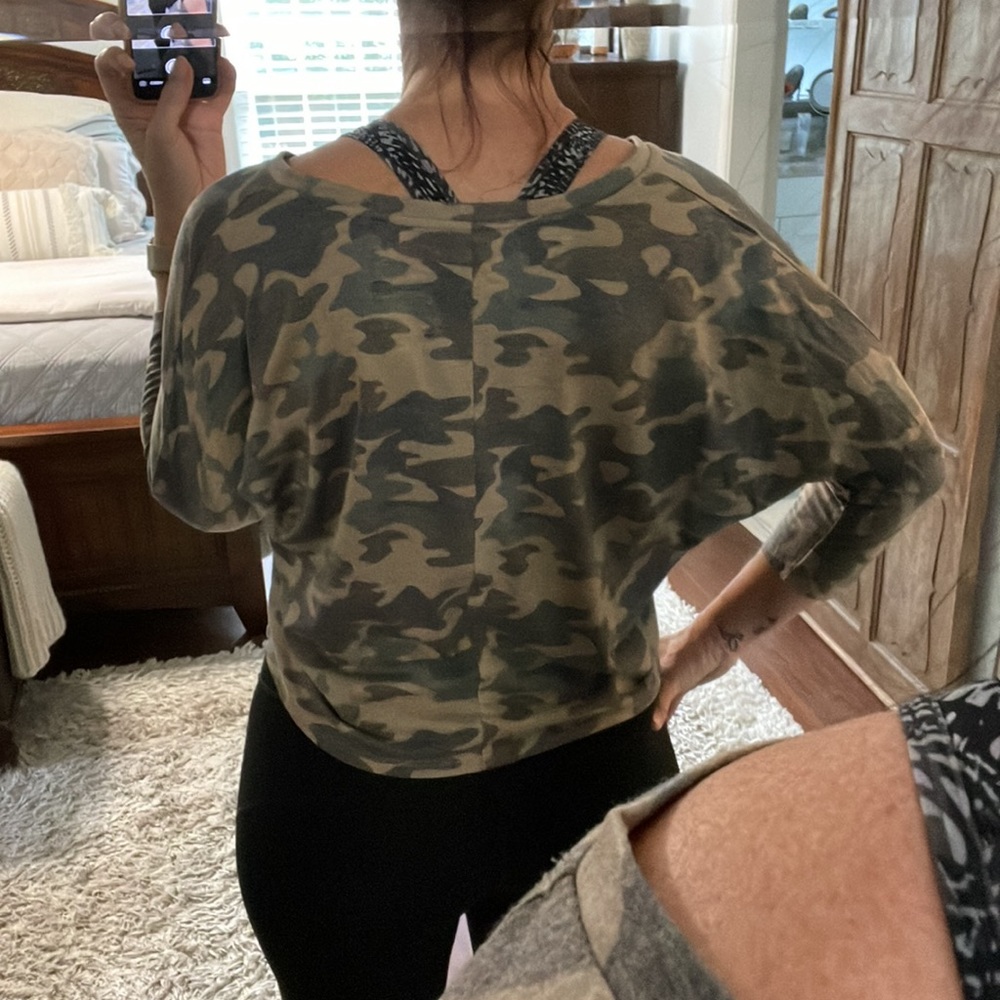 Tresics 1/2 Sleeve Cropped Camo V-Neck Tee Size M - Picture 4 of 8